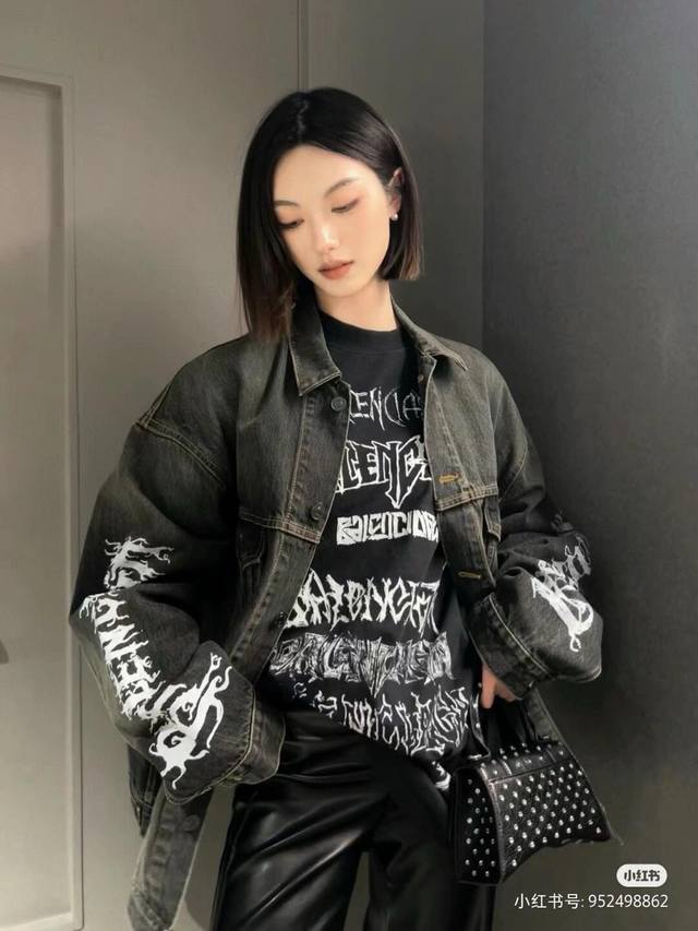 Balenciaga Ss24巴黎世家走秀款龙年限定系字母涂鸦男女同款复古水洗牛仔外套 春夏新款 字母涂鸦白天看街头艺术气息浓郁 简单又不失低调 采用定制面料