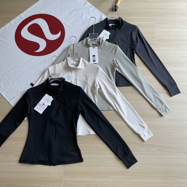 官网同款lululemon 露露四色修身女子健身瑜伽夹克运动外套上衣 工细节无忧. 穿上它分分钟小蛮腰大长腿两侧是公主线才能章显蚂蚁腰身材. 面料官方同款面料超