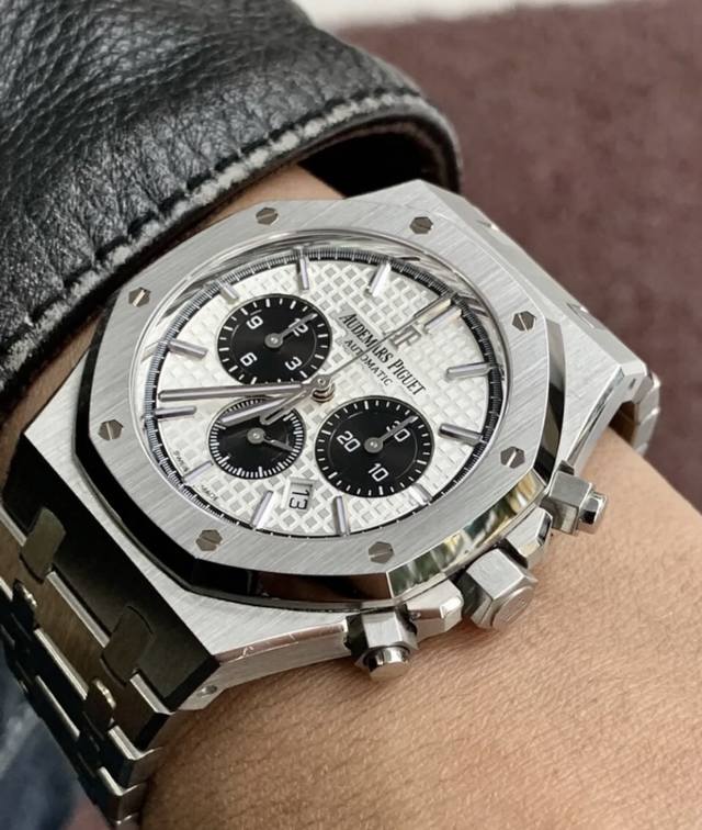 Audemars Piguet Royal Oak 爱彼ap皇家橡树系列黑白盘 熊猫盘 六针计时腕表，皇家橡树手表26331。日期显示，专柜品质，外观与zp一致