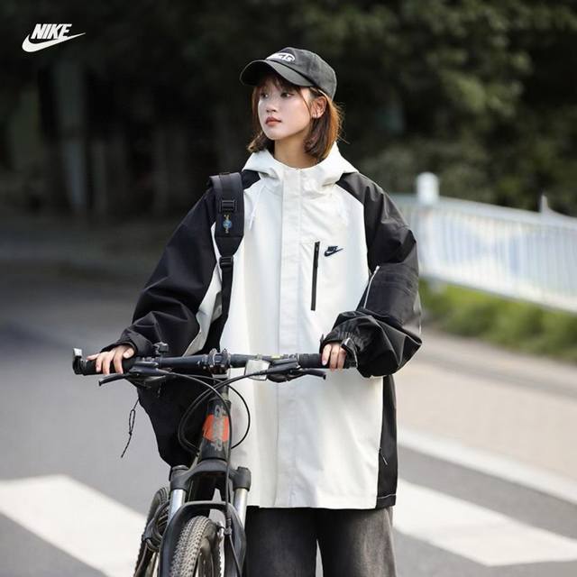 上新发 Nike耐克海外版24Ss新款五色高品质户外工装相拼连帽夹克外套 上身非常简单帅气有型的一款 男女情侣款都能轻松驾驭. 采用工装梭织面料 微弹质感非常柔