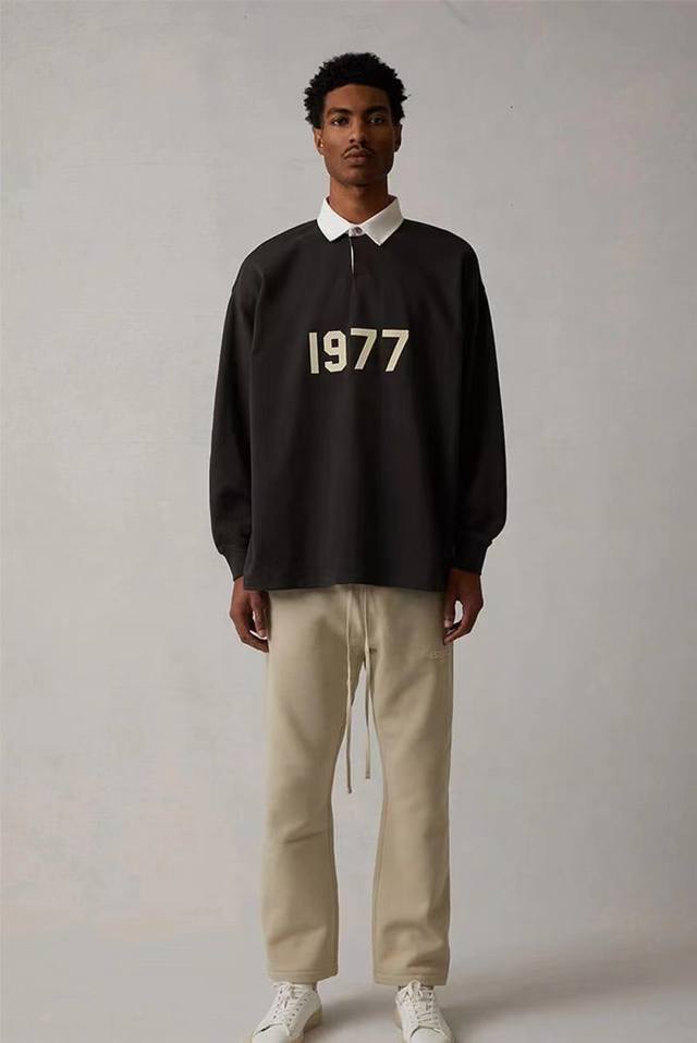 上新！ “完美复刻 Fear Of God Essentials 1977 Polo领数字植绒印花长袖套头长袖高街oversize落肩宽松版型”顶级版本 按得物