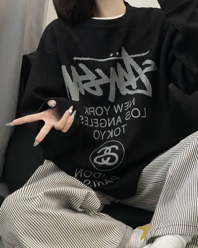 Stussy 斯图西23Aw经典暗纹巡游世界涂鸦印花圆领卫衣 亚洲限定款｜情侣穿搭｜宽松版型 前后巨幅印花采用进口银灰水浆打造 逼格满满 经典巡游世界涂鸦 上身