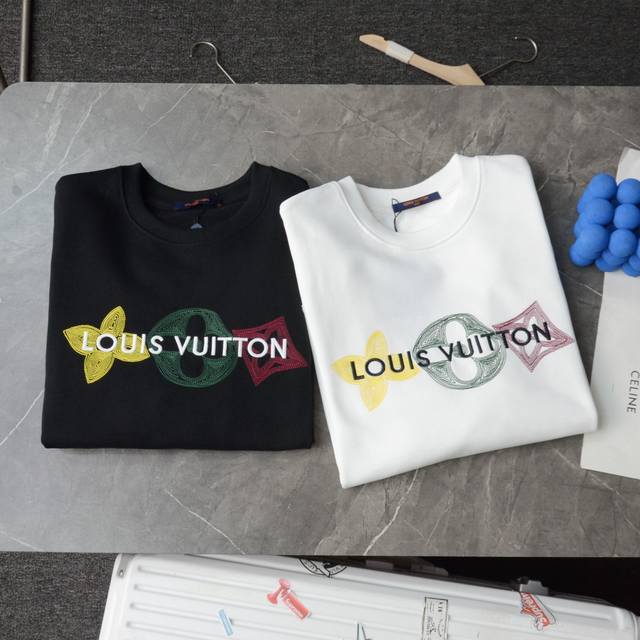 顶级复刻 高端定制 Louis Vuitton Lv路易威登 新款胸口刺绣休闲圆领卫衣 款号：W24042 颜色：黑色 白色 购入原版开模打造，