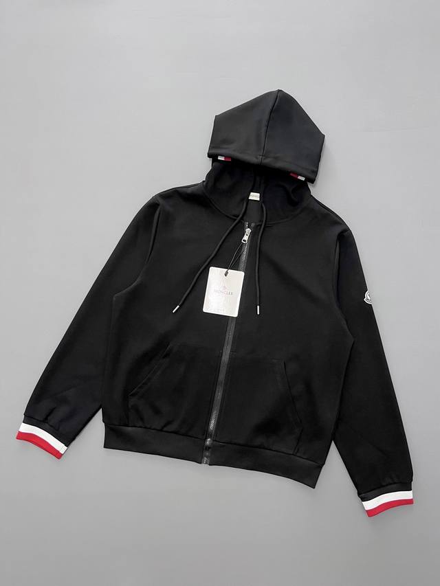 Moncler 蒙口春秋款连帽开衫休闲外套，抗皱，透气，尺码：S-M-L-Xl。 蒙口经典的黑白红配色，既有辨识度，又显得青春时尚。面料透气抗皱，这个季节穿正合