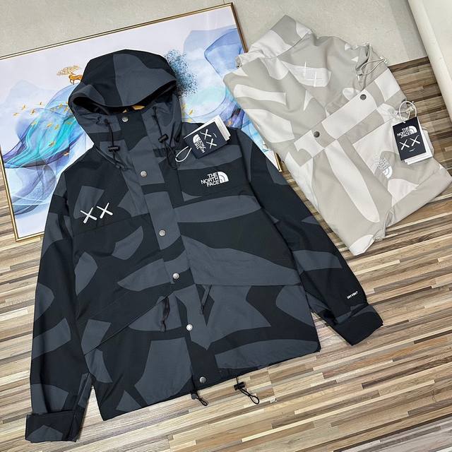 Tnf X Kaws 北面联名芝麻街经典1986男女情侣款迷彩连帽冲锋衣夹克外套 原版复刻 顶级品质tnf北面潮流限定款 潮流男女都不可错过的一款梦幻联动连帽冲