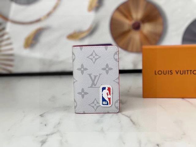 Lv Nba 联名白花短款钱夹 两大ip强强联手，让一众年轻人爱不释手 生活不一定要很酷，但一定要有态度 备个小钱包还是很有必要的 随身的包包里一定要放一个小钱