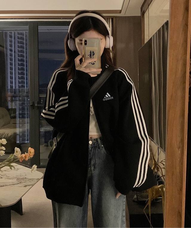 新款阿迪达斯adidas美式藏青色黄色三条杠开衫卫衣情侣穿搭美式潮牌复古休闲立领拉链夹克秋 采用刺绣工艺loog 搭配黄色高品质织带编织而成 采用高密度磨毛超软