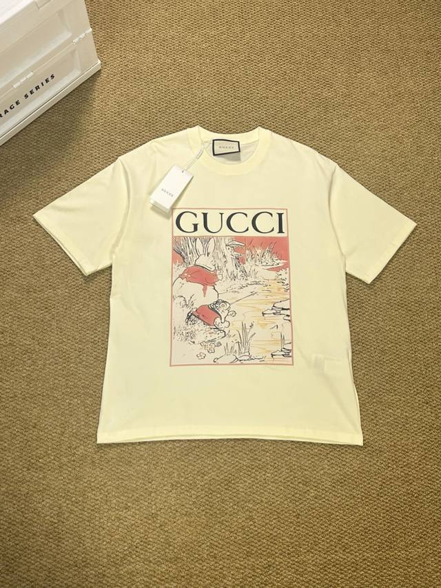 古驰 Gucci G家童趣动物图画字母印花短袖t恤 颜色：米白色 尺码：S-Xl 原版面料高版本高品质 网红明星同款 原版定制面料 胸前logo标识 定制定染