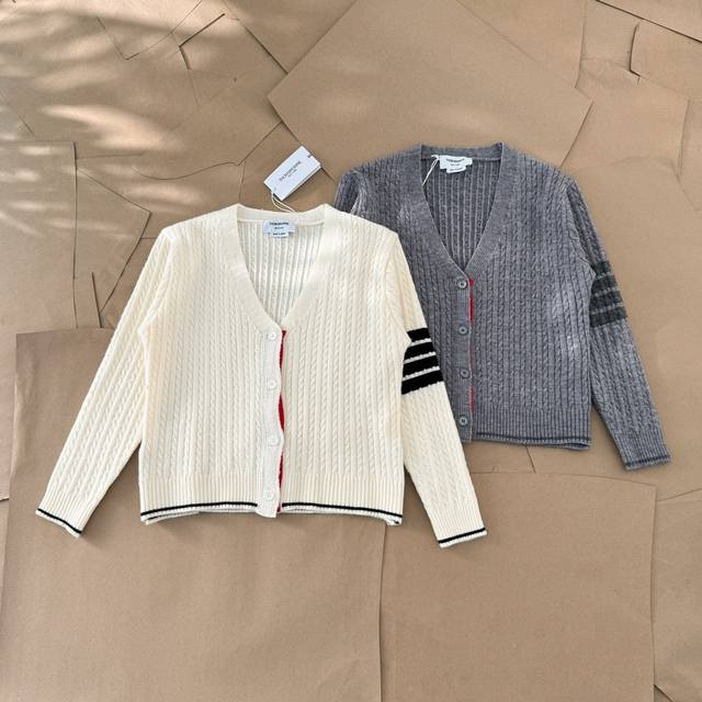 24秋冬新款白鹿同款thom Browne T Tb绞花休闲小开衫外套 面料是混仿羊毛面料，柔软舒适，并且抗皱免烫，抗静电 绞花休闲的小开衫，简约洋气，精致耐看