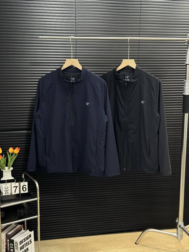 Arcteryx 始祖鸟 秋季休闲商务款男士圆领外套夹克 颜色：黑色 藏青 尺码：M L Xl 2Xl 3Xl 4Xl 基础百搭款，商务休闲，经典立领设计，