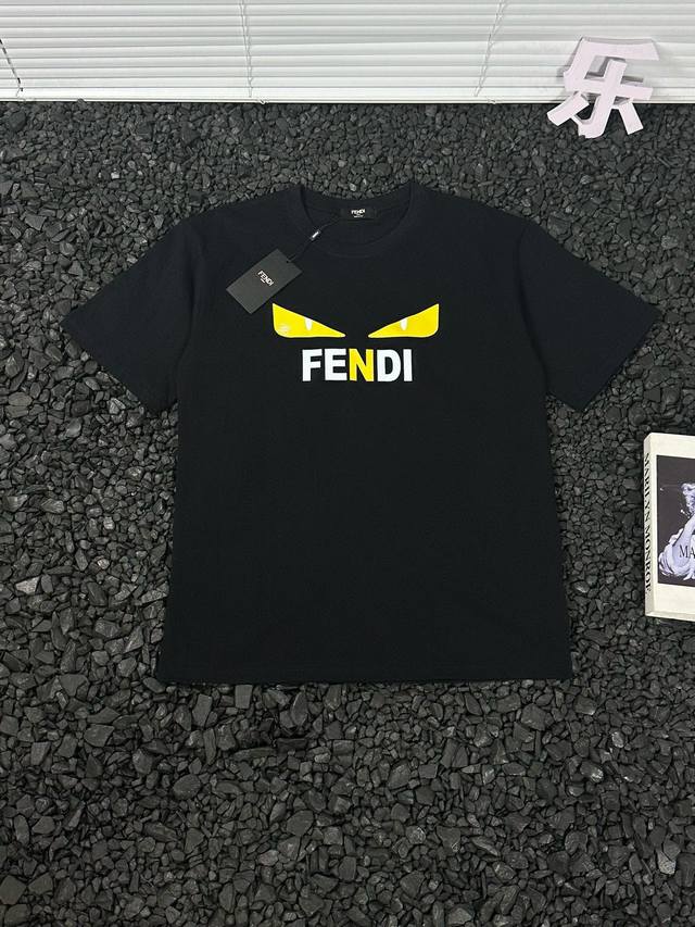 Fendi 芬迪 24Ss夏季黄色字母眼睛印花短袖t恤 热度款tee！潮男潮女必备单品！可随意穿搭！对色对位直喷工艺！图案呈现出来立体感效果非常棒！区别普通