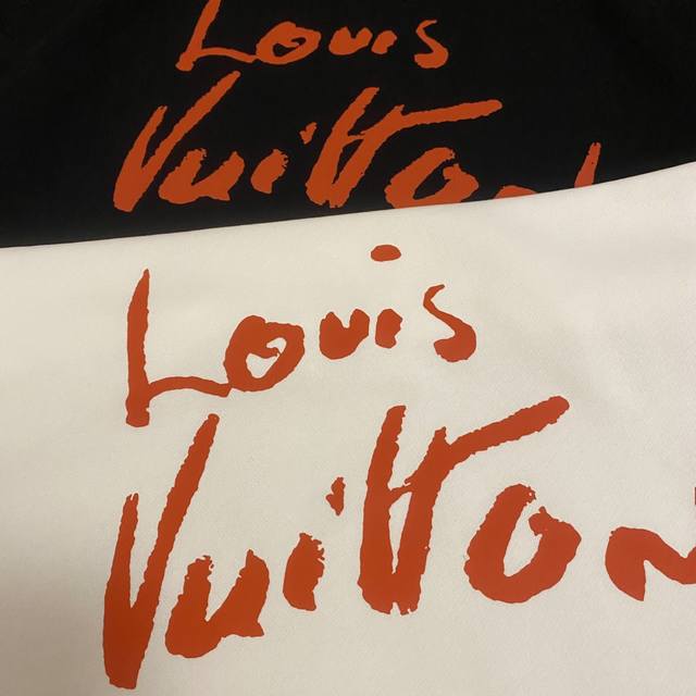 顶级版本 Louis Vuitton 路易威登时装周走秀草写logo情侣卫衣 穿上就是舒适自在 减龄又显瘦的存在，慵懒而随性，结合干净简单的色系就特别耐看，适合