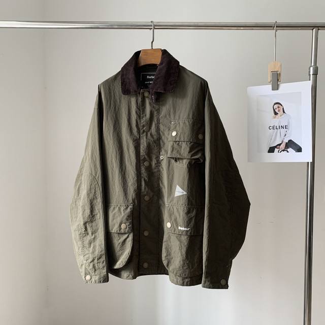 Barbour X And Wander 联名合作款风衣外套复古猎装夹克男 采用 Pertex 轻量防水透气面料搭配弹性面料制造，饰以 3M 的反光缝线与 An