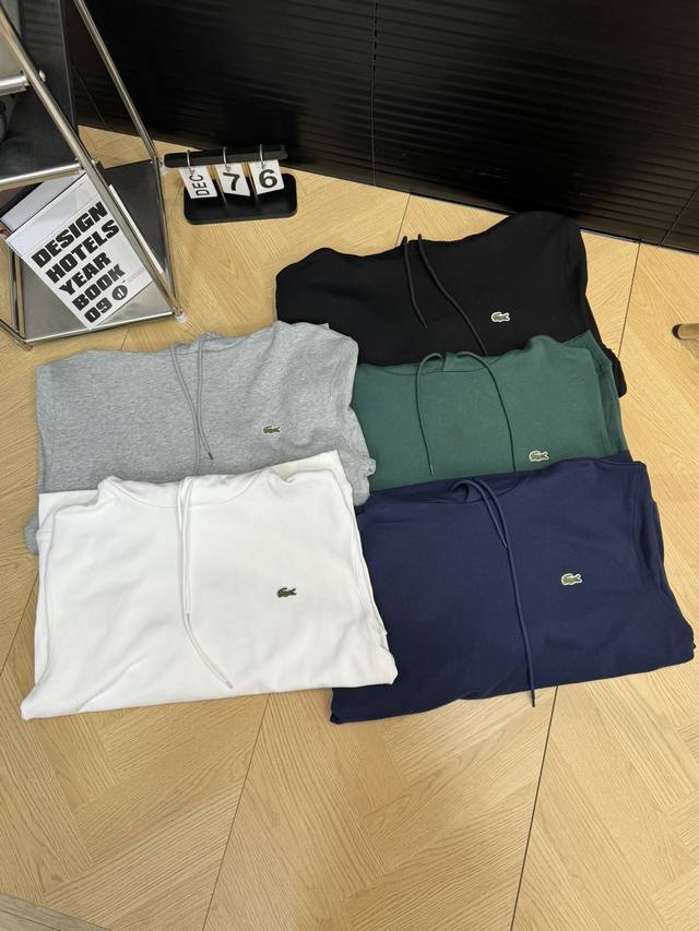 Lacoste 鳄鱼 24秋季经典纯棉毛圈绣花小标连帽卫衣 颜色：黑色 灰色 白色 绿色 藏青 尺码：S M L Xl 代购级别，这款的颜色可以说是别具一格，穿