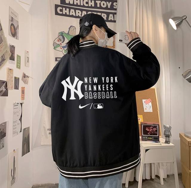 Mlb X Nike Ny耐克纽约联名限定棒球服夹克外套 高品质，做细节！ 甄选高端梭织面料 最大的优点就是柔软舒适 亲肤性跟保型性好 上身超轻便 配合3D立体