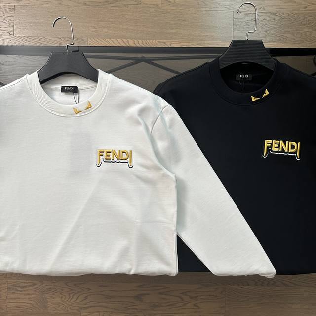 芬迪 Fendi 2024秋冬新款恶魔刺绣领口设计情侣款圆领长袖卫衣 采用重工品牌logo刺绣卫衣。重工水洗双股棉纱斜纹450G纯棉面料，面布紧密干净，肌理清晰