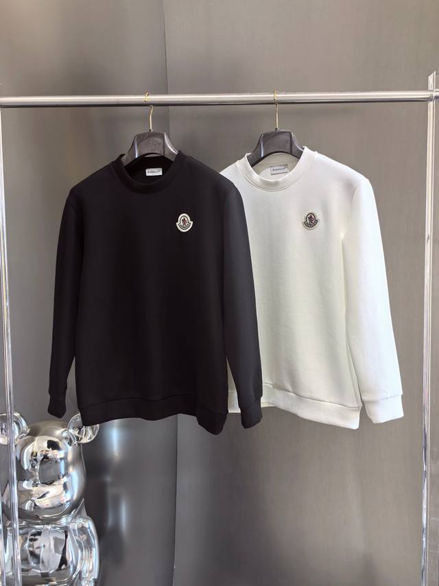 高奢出品moncler 蒙口2024S 胸前刺绣徽标logo圆领卫衣 整件衣服没有复杂的装饰 只有品牌标志性logo在胸前 简单低调又不失品味的一款奢潮高端卫衣