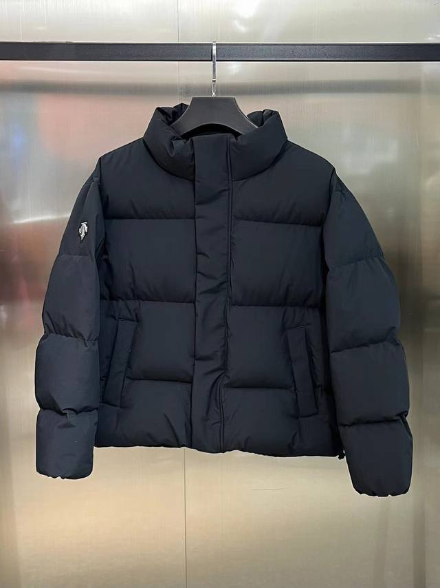 Descente 迪桑特 23Fw 反光字母羽绒服 这款衣服设计感十足，穿上身后线条感十足，时尚感非常强 结合了最流行的面包服的设计 男女同穿 白鸭绒防潮外层面