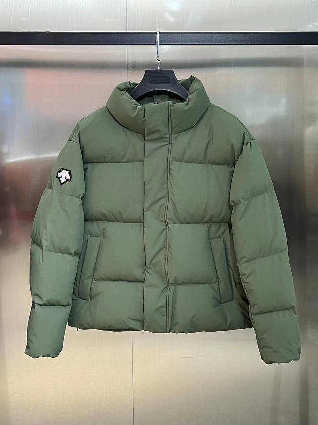 Descente 迪桑特 23Fw 反光字母羽绒服 这款衣服设计感十足，穿上身后线条感十足，时尚感非常强 结合了最流行的面包服的设计 男女同穿 白鸭绒防潮外层面