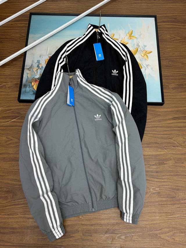 阿迪达斯三叶草新款立领外套情侣款 新款adidas Originals 23Ss秋季新款三叶草徽章小logo拉链立领宽松运动夹克情侣外套 专柜同步 原版logo