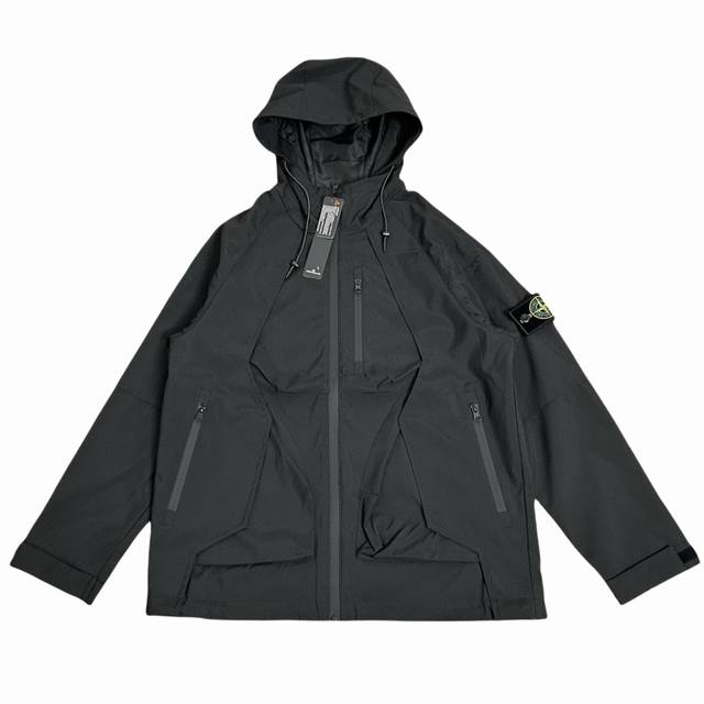 Stone Island石头岛经典徽章户外冲锋衣外套 定制原版一致品牌章仔 主标 辅料 水洗齐全 纽扣全部开模 与原版一致 宽松版型 定织定染三防面料 透气性良