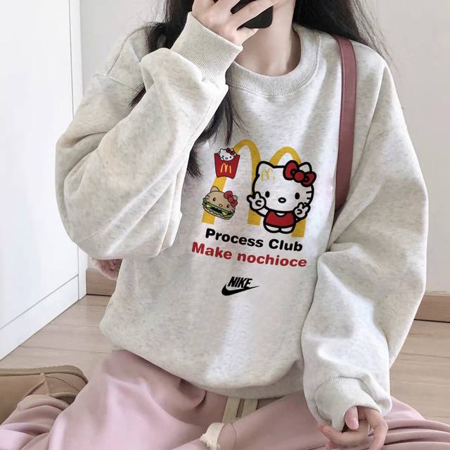 高品质秋季新款 耐克 Nike 50周年hellokitty联名系列 两色 网红款 恶搞麦当劳 户外运动休闲卫衣 设计灵感： 颜色：奶油白灰 黑色 两色可选 全