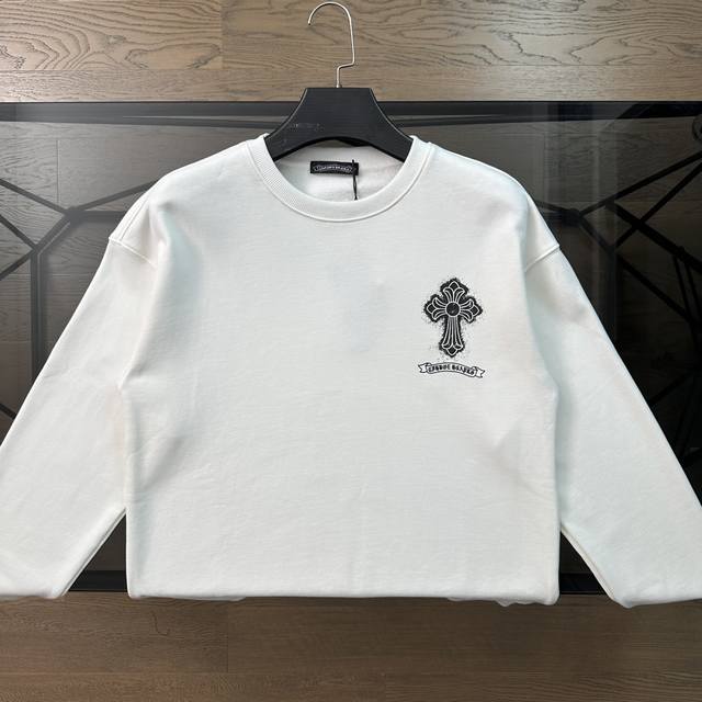 克罗心chrome Hearts2024新款梵文印花logo设计圆领卫衣 胸前采用梵文字母logo十字logo设计，幻影幻现胸前图案，前后呼应，后面采用大字母l