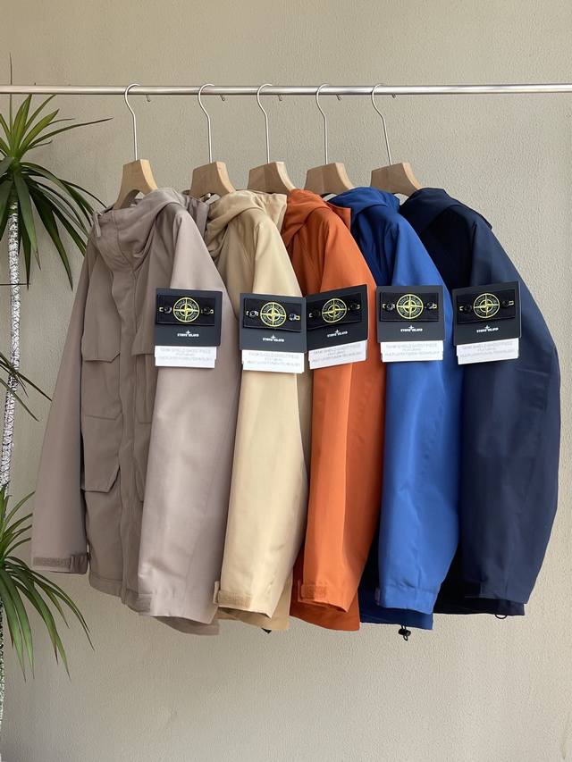 Stone Island 石头岛 23春季新款5色 四口袋防水防风透气连帽外套冲锋衣夹克 对于 Stone Island 来说，实用工装户外和运动装是一大设