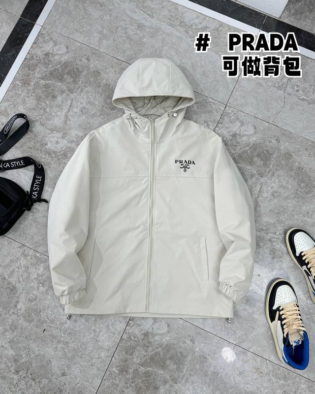 Prada Pd普拉达大口袋一衣多变连帽外套 颜色 黑色，灰白 尺码 M-3Xl 一衣多变，可当外套穿，可做背包 经典帅气 简约干练的设计 运动休闲皆宜的百搭款