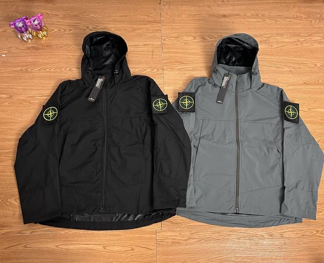 Stone Island 石头岛魔术贴经典勋章冲锋衣外套 甄选品质 实拍可见 面料采用高品质防风防水优质正品硬壳冲锋衣面料 户外防雨 多处机能拉链设计 机能工装