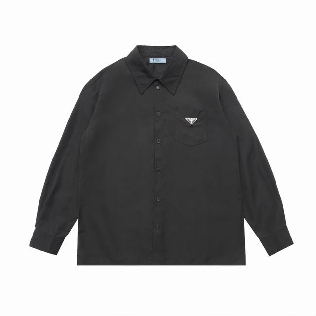 专柜1:1版本 顶级复刻] 品名: Prada 普拉达 口袋钢标衬衫外套 尺码：S-Xl 款号: 86021 颜色：黑色 白色 面料：采用70支人丝府绸布. 原