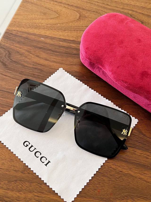 Gucci×Mlb 联名黑框墨镜 配全套包装 减轻负担戴一天都不觉得累哎 不挑肤色不挑肤色太显脸小了 一年四季，阴天晴天 每次出街都想闪亮c位的好物 懒人出街自