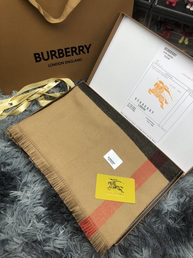 Burberry巴宝莉羊绒围巾顶级最高版本』重磅来袭通过关系搞到一批海关扣押的巴宝莉围巾 全球最火的款式之一 可以承载岁月的经典之作 永不过时 独家渠道 全套包