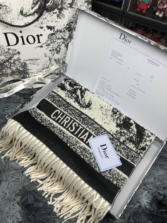 Dior迪奥羊绒围巾顶级最高版本』 重磅来袭通过关系搞到一批海关扣押的迪奥围巾 全球最火的款式之一 可以承载岁月的经典之作 永不过时 独家渠道 全套包装发票 送