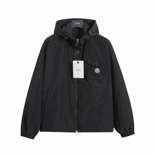 蒙口 Moncler 经典小标冲锋衣外套 轻奢主义 男女日常通勤穿搭必备单品 正确版本 随意对比 详细特征 采用亚光longuesaison尼龙面料 开模定制五