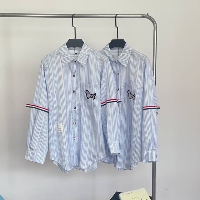 Thom Browne｜Tb初秋小狗刺绣条纹蓝衬衫 夏末初秋，简单的基础款就能搭配出极简高级感，Baby蓝永远的爱，看着就超级舒服，一秒回到校园时期！宽松h版型