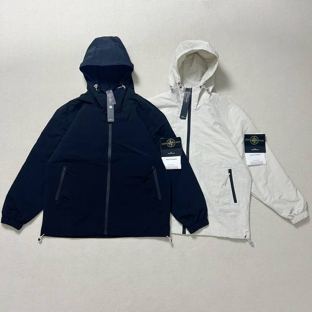 实拍图 Stone Island 石头岛秋季高街拉链连帽冲锋衣机能外套 Stone Island 石头岛秋季高街拉链连帽冲锋衣机能外套实拍图独家款式 面料采用高