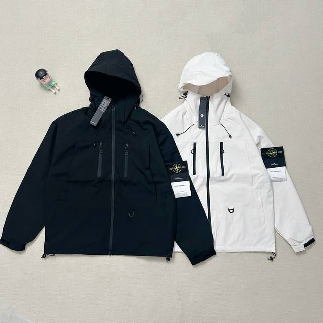 实拍图 Stone Island 石头岛秋季双拉链口袋连帽冲锋衣外套 Stone Island 石头岛秋季机能双拉链口袋连帽冲锋衣外套实拍图独家款式 面料采用高