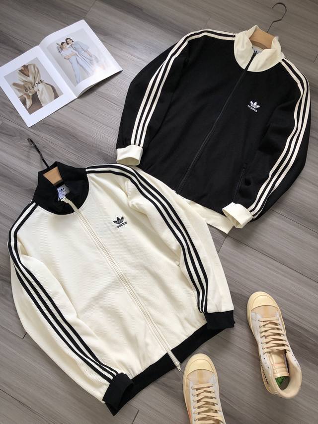 Adidas Orginals 阿迪 三叶草 24初秋款 复古华夫格 徽标刺绣三条杠男女款美式复古运动休闲夹克外套 颜色：奇妙白 黑色. 材质：定织380G华夫