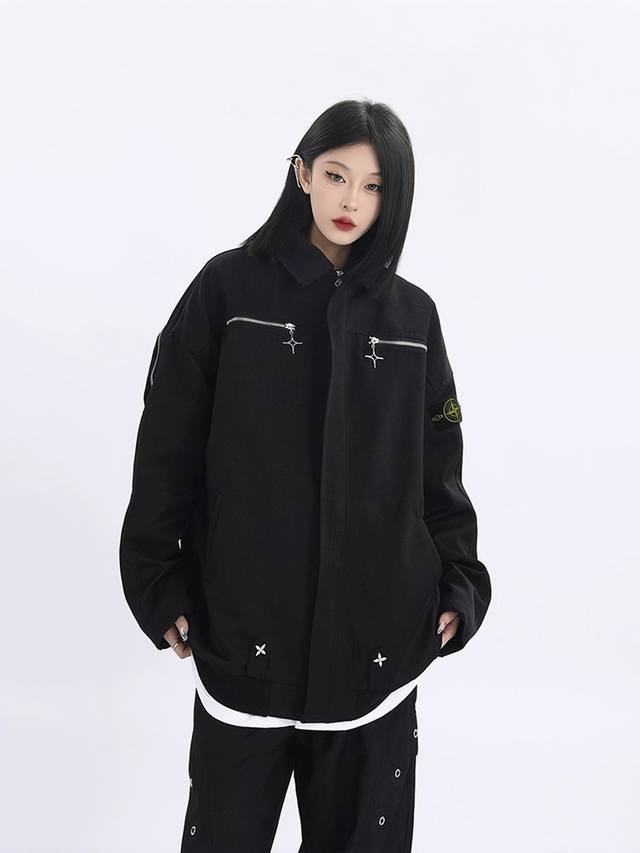 品控款#Stone Island 石头岛 Fw24新款复古过肩拉链夹克外套 推荐情侣款 它的设计融合了美式复古和工装风格，采用金属拉链装饰，极具质感。宽松的版型