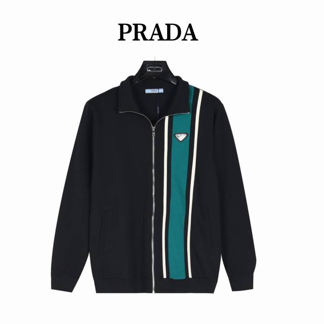 Prada 普拉达 24Fw 侧边三角标绿色织带套装拉链外套 定织面料 双面进口绣花机刺绣工艺 定制定染，上身舒适，定制五金， 细节完美，前片经典刺绣logo，