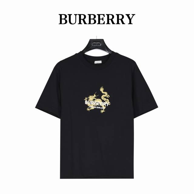 Burberry 巴宝莉 24Ss 龙年限定 龙图案烫金及logo刺绣短袖t恤 为庆祝龙年新春的到来，品牌呈现一系列色彩靓丽的甄选成衣和配饰， 并饰有各种充满怀