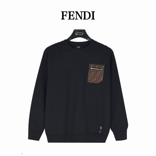 Fendi 芬迪 24Fw Ff皮革饰边拉链口袋圆领卫衣 区别市面通货，顶级版本，官网同步一比一复刻。口袋饰边采用真皮， 胸前拉链口袋。圆领卫衣。胸袋饰有提花f