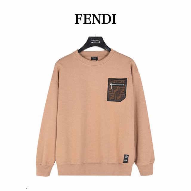 Fendi 芬迪 24Fw Ff皮革饰边拉链口袋圆领卫衣 区别市面通货，顶级版本，官网同步一比一复刻。口袋饰边采用真皮， 胸前拉链口袋。圆领卫衣。胸袋饰有提花f