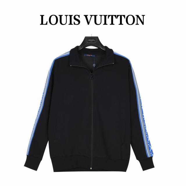 Louis Vuitton 路易威登 23Fw 费尔岛蓝色织带条纹运动套装立领外套 本款为经典版型运动衫，鲜明饰带自上而下贯穿衣袖， 以莹泽科技纱线呈现 Lv