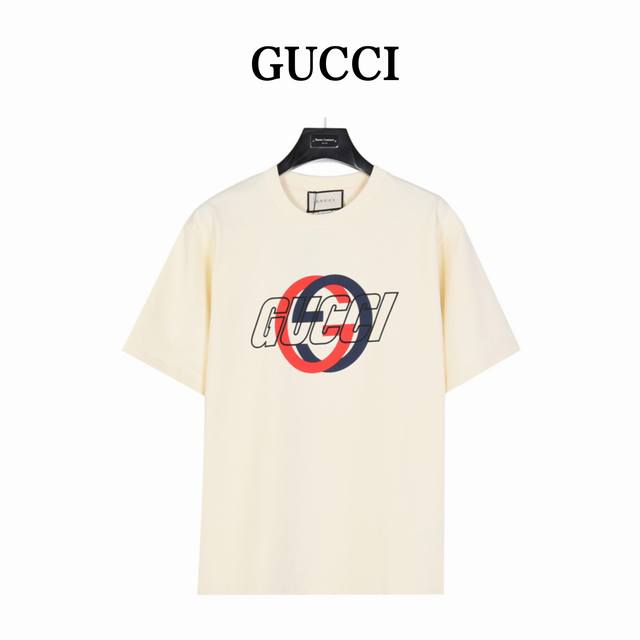 Gucci 古驰 24Ss 双g互扣logo发泡印花短袖t恤 2024早春男装系列以缀饰活力印花的运动单品，迎接温暖季节的到来。 品牌织带继续为整个设计注入复古