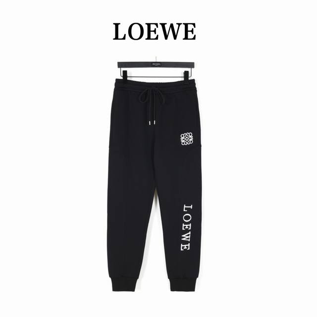 Loewe 罗意威 24Fw 重工裁剪徽标及logo刺绣拼接长裤 面料采用400G空气层食毛复合面料面料，订染颜色后整蚀毛处理，对照原版做丝滑超柔处理， 布面肌