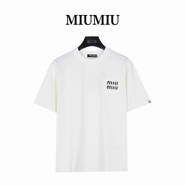 Miumiu 缪缪 24Ss 重工logo压胶贴布压胶图案短袖t恤 面料采用高克重280G重精梳棉，定制1:1螺纹， 面料舒适亲肤无异感，定制定染面料，纺织密度