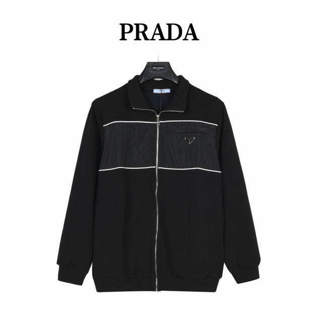 Prada 普拉达 三角标拼接反光条外套 定织定染纯棉料 舒适柔软 前幅拼接面料，英文字母logo，拉链实用插兜 ，上装饰口袋。宽松版型，男女同款 简单百搭款式