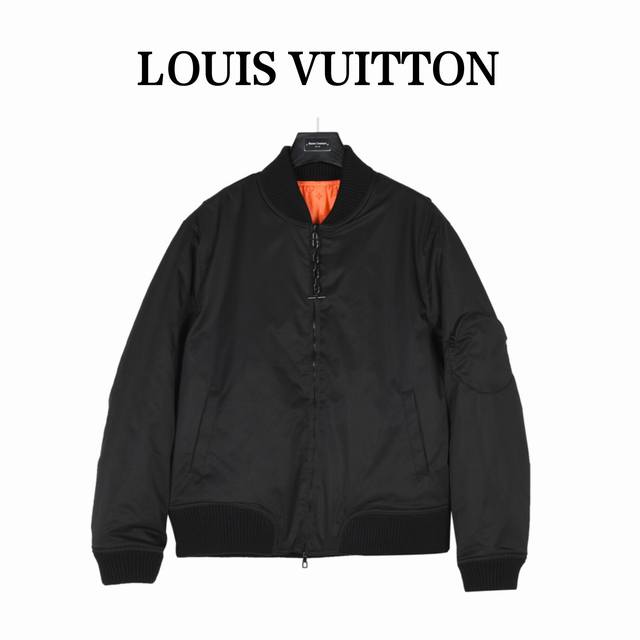 Louis Vuitton 路易威登 24Fw 双面飞行员夹克棉衣 本款双面飞行员夹克采用科技斜纹棉布，以路易威登标识刺绣点缀素净外层， 再为内里描绘 Mono